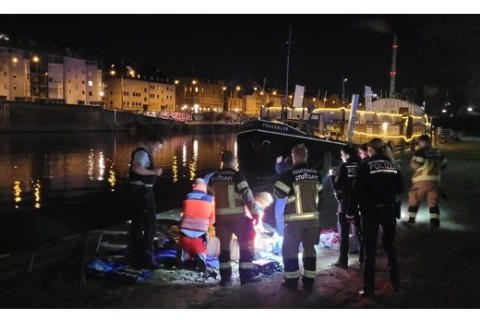Feuerwehr rettet Person aus dem Neckar