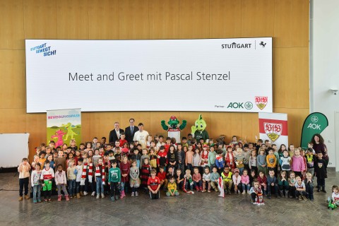 VfB-Spieler Pascal Stenzel trifft Kitakinder im Stuttgarter Rathaus